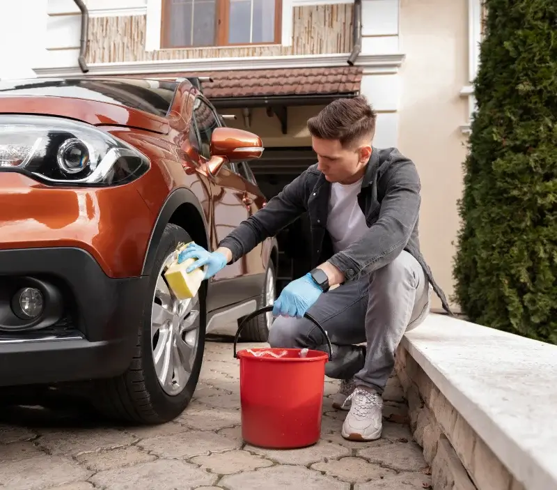Lavage auto à domicile La Roche-Jaudy : professionnel intervenant sur un véhicule